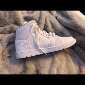 White Jordan 1s Mid Size 8 in mens size 10 in womens